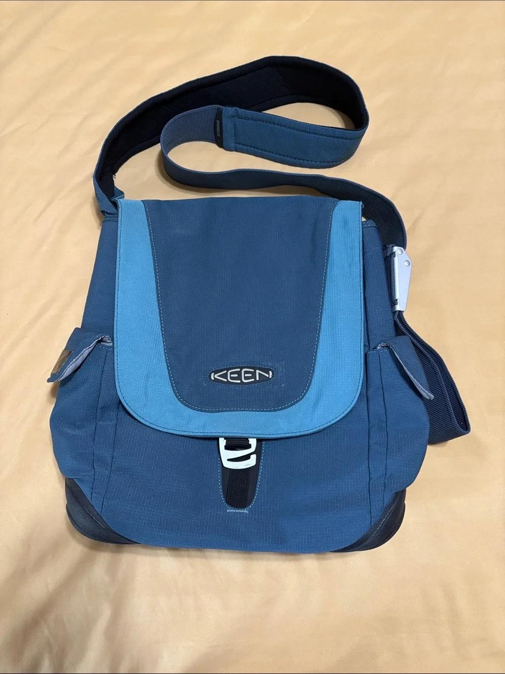 Keen Men's Two-Tone Blue Messenger Bag